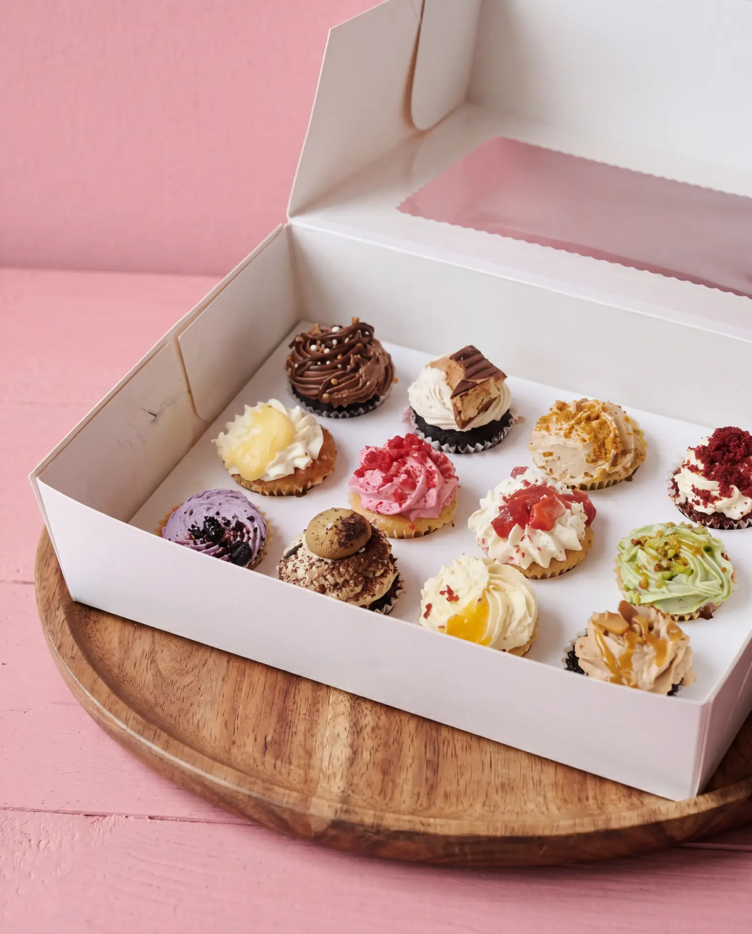 12er Probierbox von Danny's Shop, zwölf verschiedene Cupcakekreationen in einer weißen Box